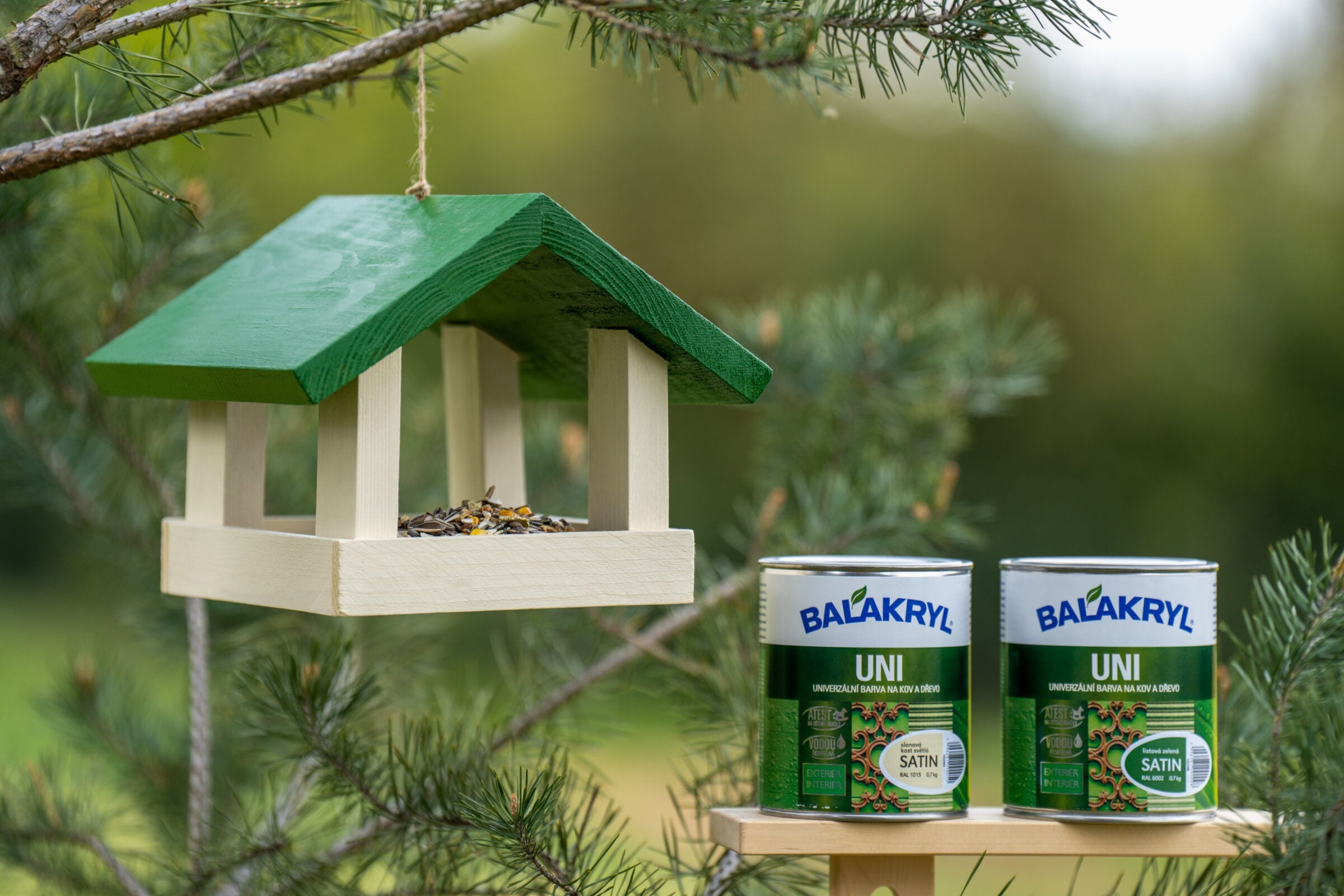 Pohostite vtáčiky štýlovo. Správny výber farby pre dlhú životnosť a ochranu.