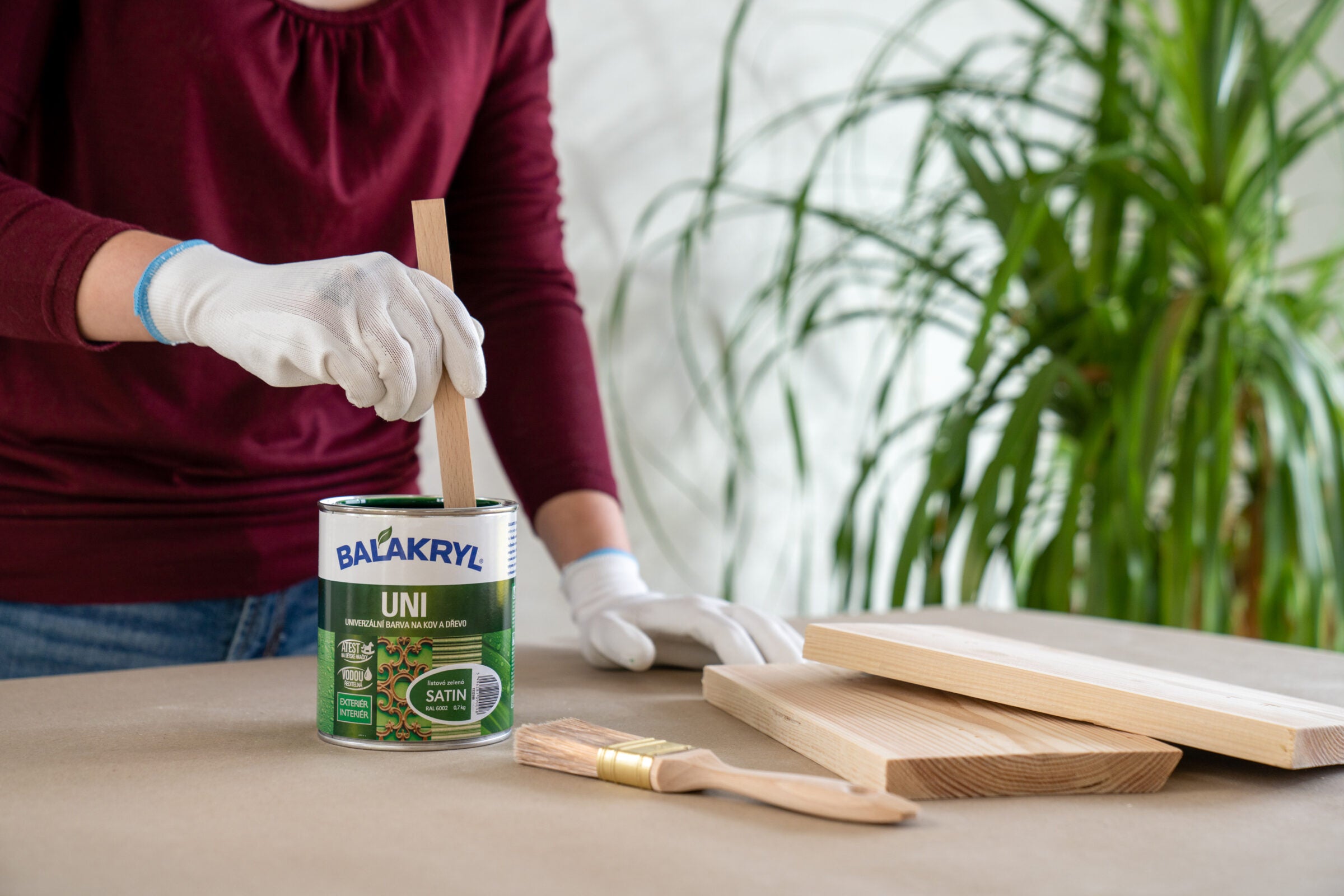 BALAKRYL UNI SATIN vodou riediteľná ekologická farba na drevo a kov_aplikácia1