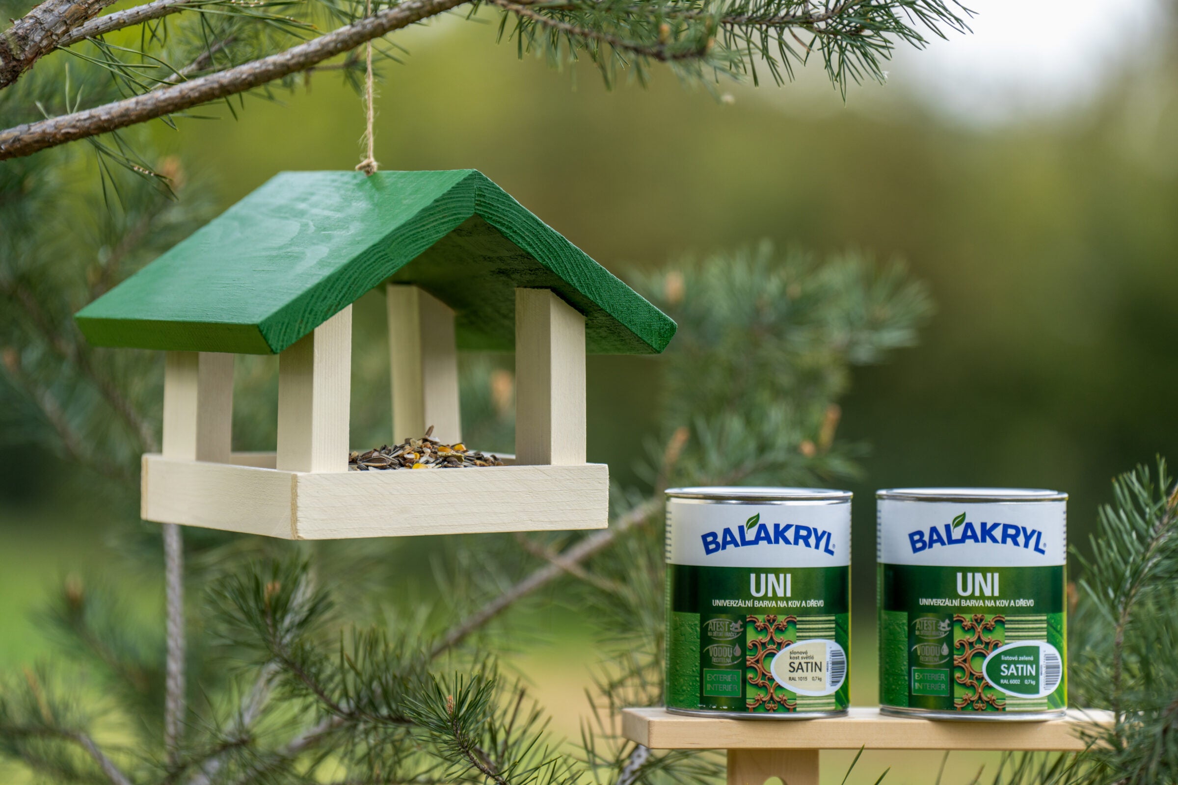 BALAKRYL UNI SATIN vodou riediteľná ekologická farba na drevo a kov_ukážka