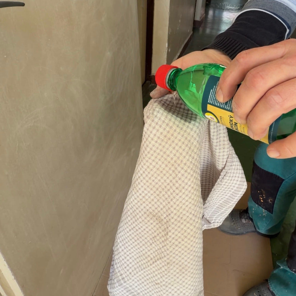 NOVOCHEMA Technický benzín aplikácia na čistiacu handru
