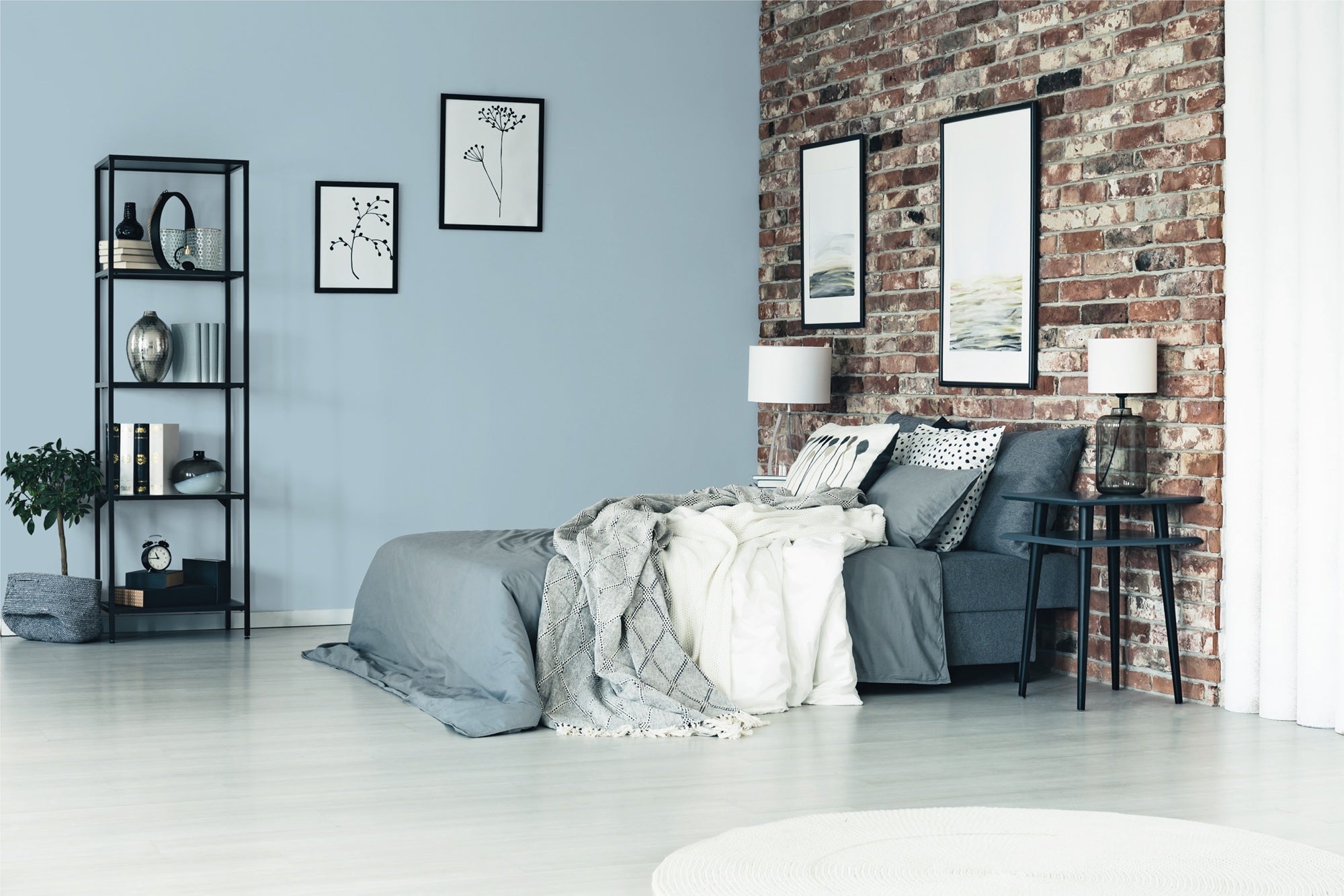 PRIMALEX ceramic – inšpirácia farby steny: modrosivá spálňa s tehlovou stenou