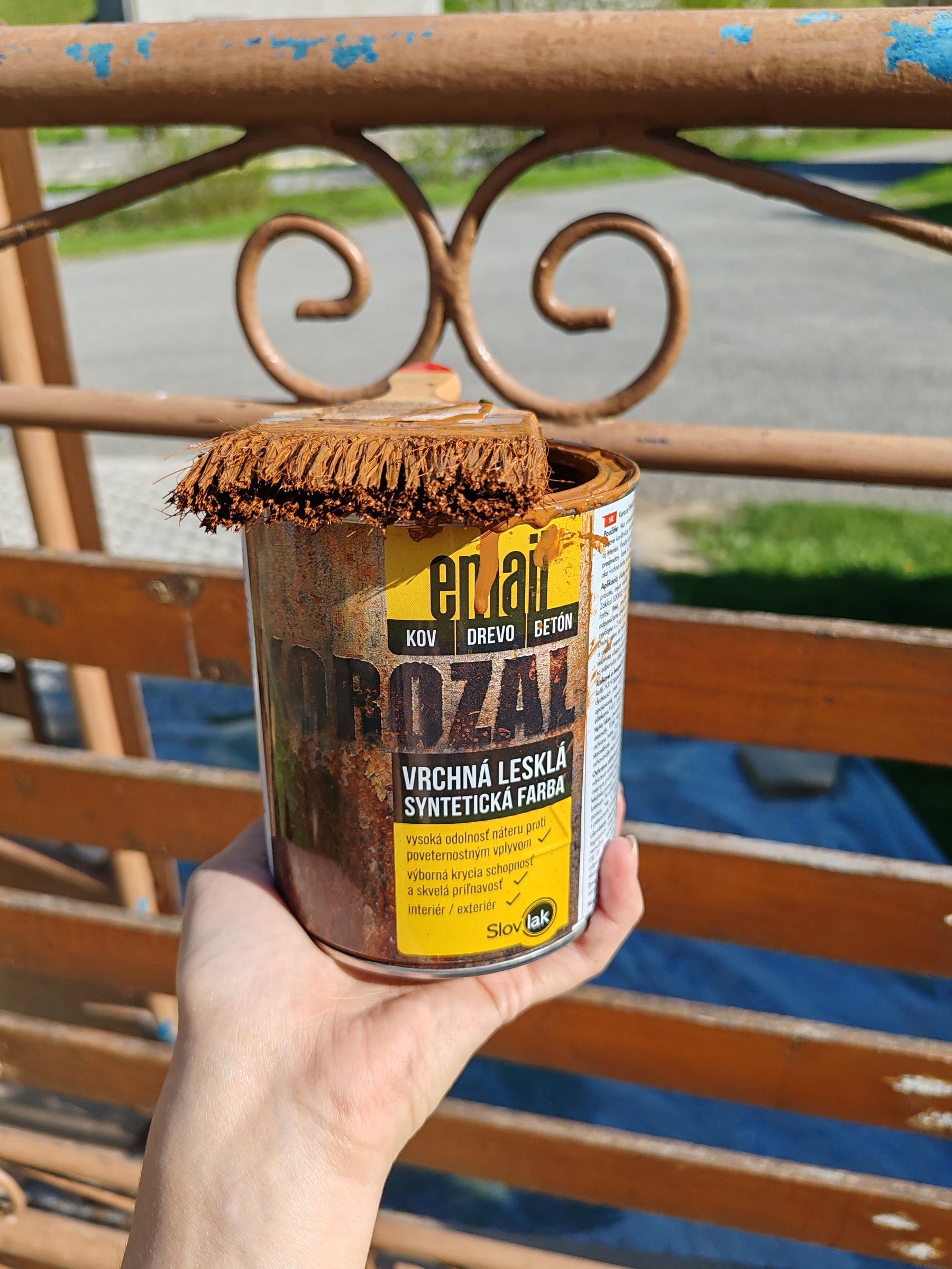 Slovlak KOROZAL EMAIL vrchná lesklá syntetická farba na kov - ukážka