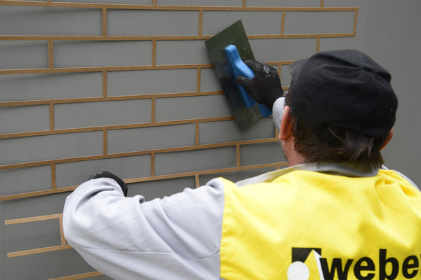 Weber šablóna tehla aplikácia s omietkou weberpas silikon brick