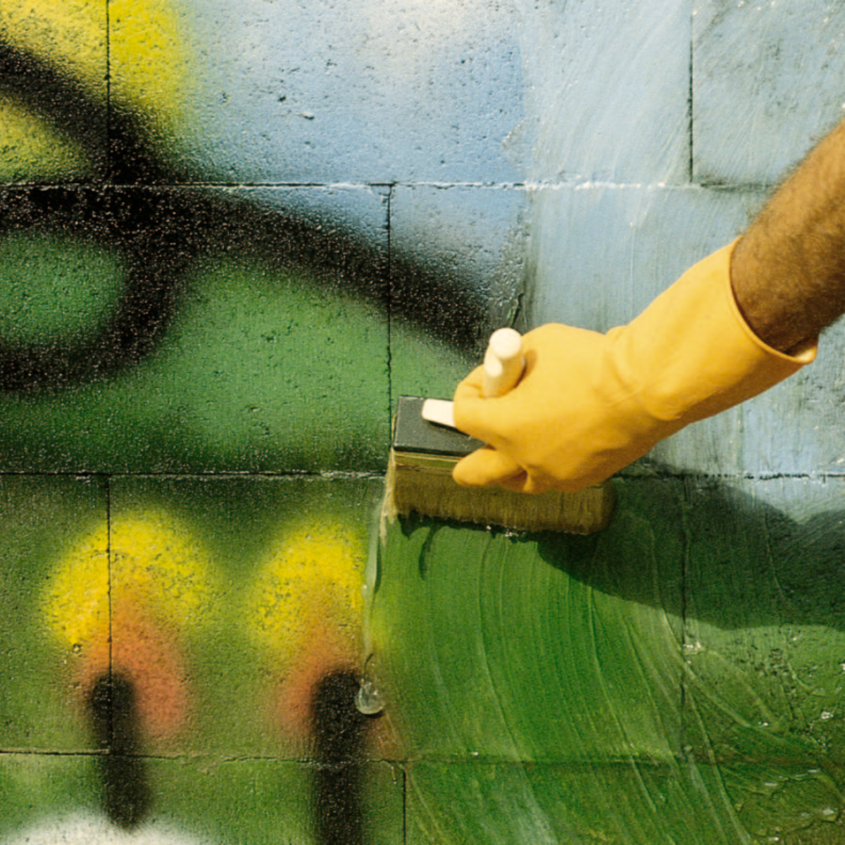 MAPEI WallGard Graffiti Remover Gel gélový čistiaci prostriedok na graffiti aplikácia