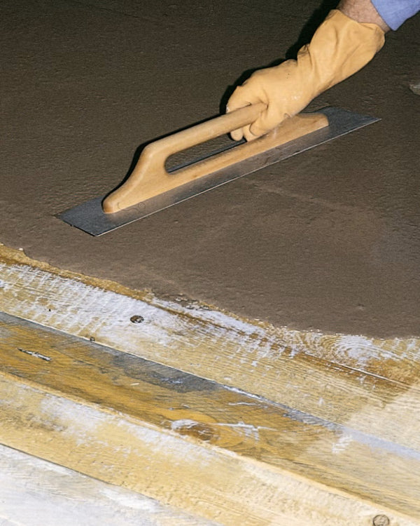 MAPEI Fiberplan samonivelizačná cementová malta na vyrovnanie podláh aplikácia