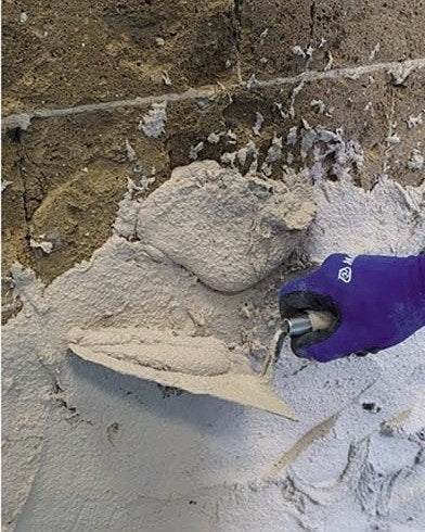 MAPEI Mape-Antique NHL Eco Risana sanačná omietka na vlhké murivo aplikačný obrázok
