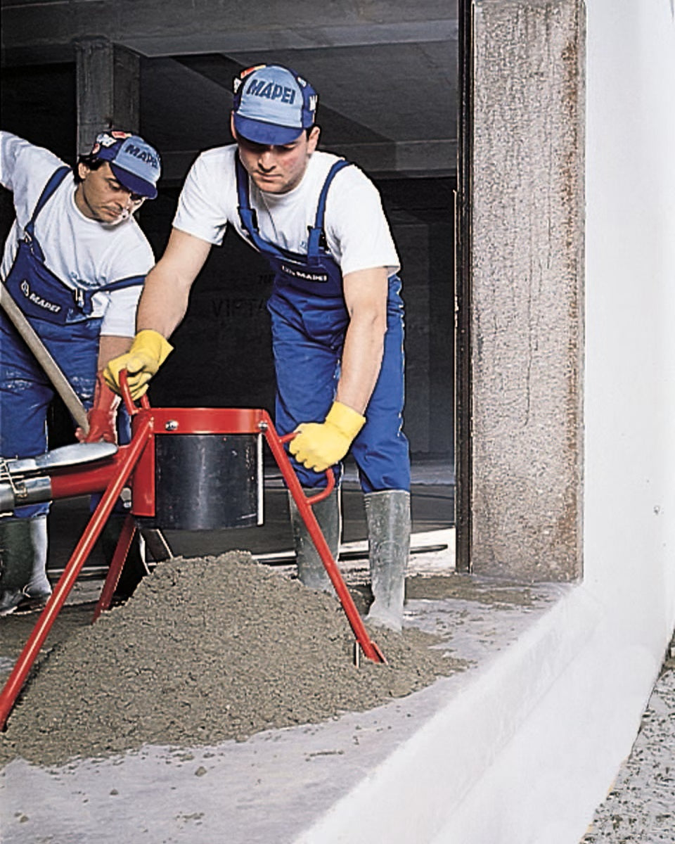 MAPEI Topcem rýchloschnúce hydraulické spojivo na cementové potery aplikácia
