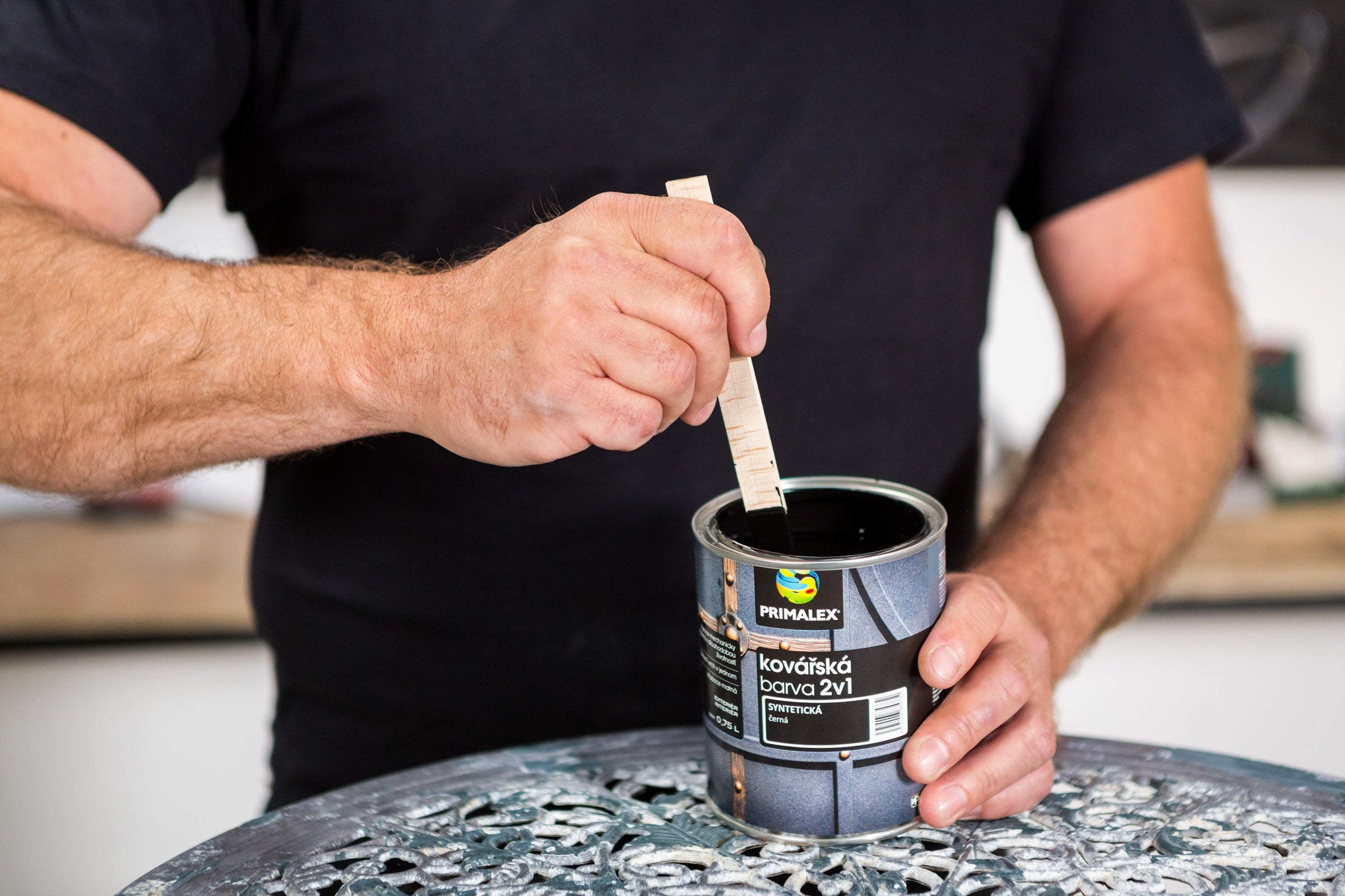 PRIMALEX Syntetická kováčska čierna farba na kov 2v1_ukážka3