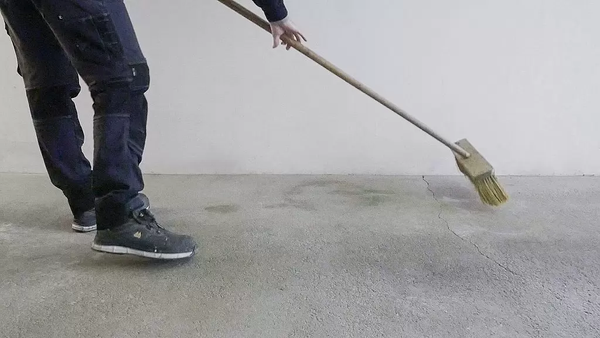 PRIMALEX ULTRA BETON Protišmyková farba na betónové podlahy_čistenie metla