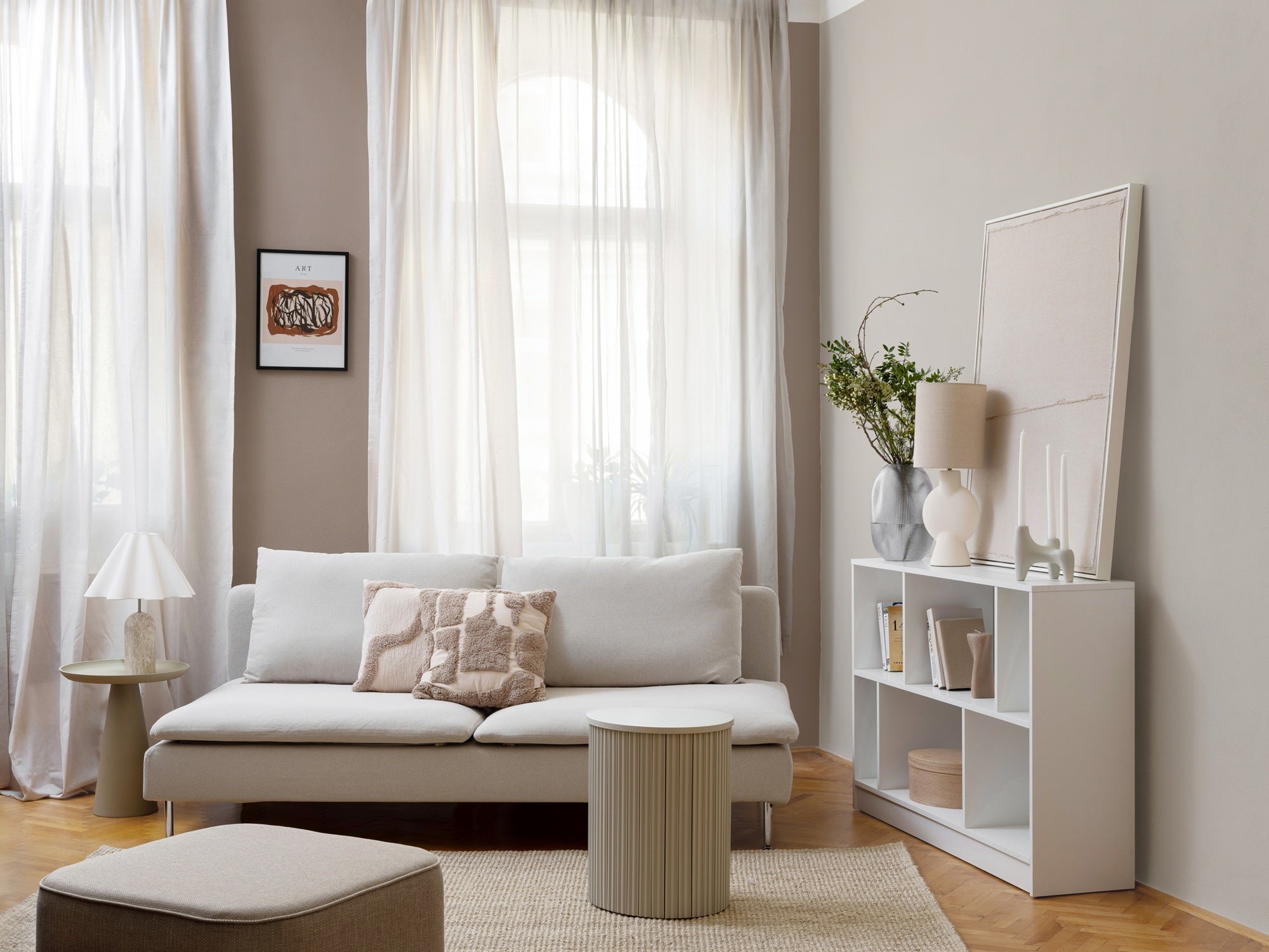 PRIMALEX ceramic – inšpirácia farby steny: béžová obývačka so svetlou sedačkou