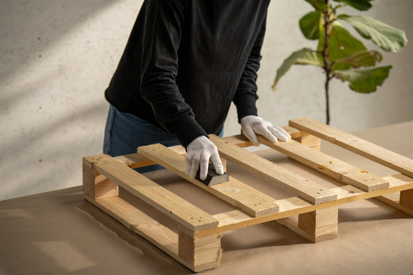 Brúsenie paletového dreva brúsnou špongiou pred náterom lazúrou BALAKRYL TELUX